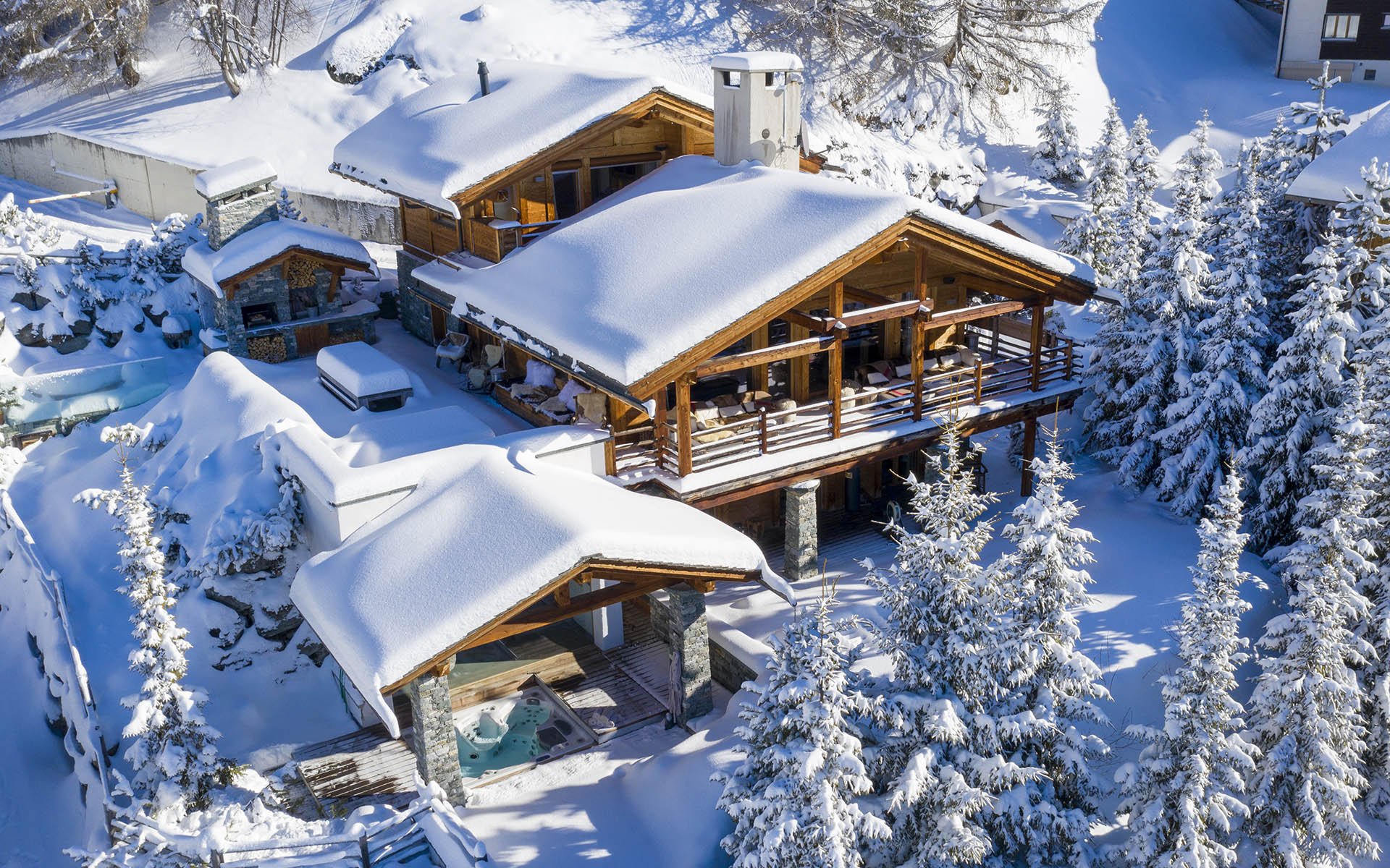 Chalet Belle Claire exterior in snow
